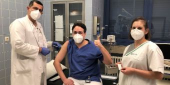 Oberarzt Dr. Stanislav Fezev (li.) impft Dr. Christian Glöckner gegen COVID-19, rechts Krankenschwester Katja Koller.