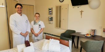 Auch Dr. Christian Glöckner (li.) freut sich über die neuen „Komfort plus“-Zimmer. 