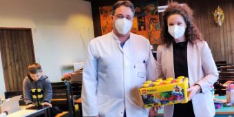 Jana Humrich und Dr. Christian Glöckner bei der Spendenübergabe.
