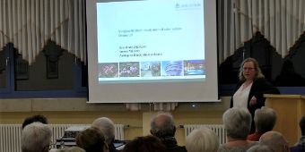 Eva-Maria Zitzmann referierte in einem vollen Vortragssaal. 