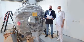(v.l.n.r.) Dr. Marc Amler von der »Überörtlichen Radiologischen Gemeinschaftspraxis« und Dr. Markus Eller, der Ärztliche Direktor der Asklepios ASB-Klinik Radeberg, bei der Abnahme für das neue MRT-Gerät.  Bild: Marion Doering