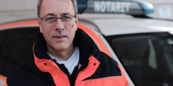 Das Motiv zeigt Chefarzt Dr. Hettel in Notarztkleidung