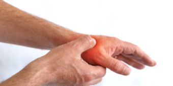 Das Motiv zeigt eine Hand, welche auf den Daumen der anderen Hand drückt