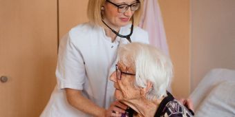 Chefärztin Kathrina Hennighausen mit einer Patientin