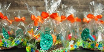 Ein Nougatcremering auf Mürbeteigboden mit Schokoüberzug als Geschenk an die Mitarbeiter der Asklepios Kliniken Sachsen.  Bild: Bäckerei und Konditorei Eisold