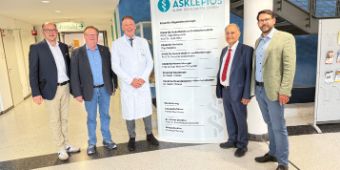  Der CDU-Bundestagsabgeordnete Prof. Dr. Reza Asghari, der Seesener Bürgermeister Erik Homann, Seesens Vizebürgermeister Jürgen Nitsche sowie der CDU-Stadtverbandsvorsitzende Daniel Beyer, trafen sich mit Prof. Dr. med. Hendrik Bonnemeier, Chefarzt der Kardiologie und Inneren Medizin der Schildautal-Klink. 