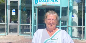 Rita Heinrichs: Die gelernte Kinderpflegerin, die seit 2012 in der Asklepios Klinik Schildautal in Seesen unterstützend im Pflegebereich tätig war, sich dort über Jahre fortbildete, hat nun an der berufsbildenden Schule in Bad Harzburg im Alter von 62 Jahren die externe Prüfung zur staatlich geprüften Pflegeassistentin erfolgreich bestanden 