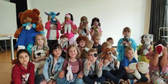 nsgesamt mehr als 60 Kinder im Alter von fünf bis sechs Jahren kamen mit ihren „kranken“ Stofftieren an drei Terminen zur „Teddy-Sprechstunde“. Die Vorschüler:innen der Städtischen Kindertagesstätte Astfeld, der Kindertagesstätte „St.-Annen-Straße“ aus Seesen sowie der Kita „Am Schulplatz“ aus Seesen erlebten kürzlich einen Vormittag mit umfassenden Einblicken in den Klinik-Alltag, um den  jungen Gästen die Abläufe im Krankenhaus näherzubringen.