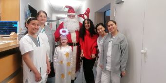 In der Asklepios Harzklinik Goslar besuchten Klinikmanager Dorian Denner, Referentin der Geschäftsführung, Maria Zänger,  und Marika Strube sowie Amanda Körber vom Pflegemanagement die Stationen, überbrachten den Mitarbeitenden ihre Wertschätzung persönlich. Auch in der Asklepios Klinik Schildautal Seesen  verteilte Annett Dziuba aus dem Pflegemanagement, stellvertretend für die Klinikleitung  – zusammen mit einem Weihnachtsmann und einem Engel – kleine Geschenke.