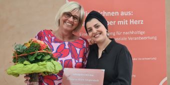 Bild zeigt zwei Frauen bei der Auszeichnung Arbeitgeber mit Herz