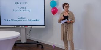 Das Bild zeigt Frau Ewald bei der Schuleröffnung im Bildungszentrum