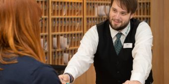 Mitarbeiter informiert an der Rezeption