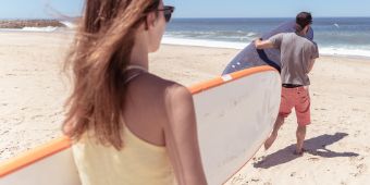 Surfer am Sandstrand
