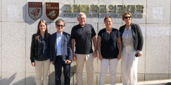 Dr. Lantzsch mit koreanischer Forschergruppe