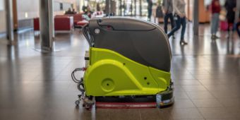 Foto des Der autonom reinigenden Service-Roboters „Adlatus“ im Foyer der Asklepios Klinik Barmbek