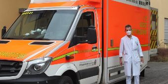 Dr. Ulrich Neumann, Leiter der Zentralen Notaufnahme aus dem Asklepios Westklinikum Hamburg, vor einem Notarztwagen
