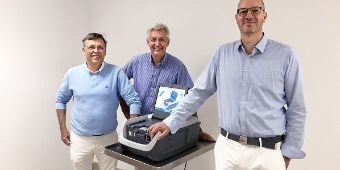 Bild: Ärzteteam der Urologie des Asklepios Westklinikums Hamburg mit neuer RezumTM Wasserdampftherapie für die Behandlung von Prostatavergrößerungen  