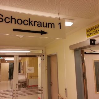 Schild mit der Aufschrift "Schockraum 1"