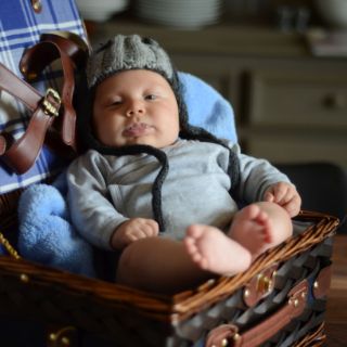 Baby im Korb72