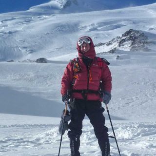 Schnee- und Eiswüste zum Gipfel des Elbrus 