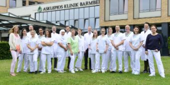 Chefarzt Prof. Dr. med. Frank Lampe, Dr. Anusch Sufi-Siavach, Dr. med. Ole Guderjahn, Arne Demming, Dr. Mathias Weber und ihr Team der Orthopädie an der Asklepios Klinik Barmbek 