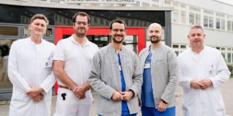 Das Experten-Team des Asklepios Klinikums Harburg (v.l.n.r.): Prof. Dr. Kilian Reising (Chefarzt Klinik für Orthopädie und Unfallchirurgie), Kay von Gadow (Oberarzt Endoprothetik), Dr. Stefan Fischer (Leitender Oberarzt Klinik für Diagnostische und Interventionelle Radiologie, Neuroradiologie), Dr. Oliver Natho (Leitender Oberarzt Klinik für Diagnostische und Interventionelle Radiologie, Neuroradiologie) und Prof. Dr. Axel Wetter (Chefarzt Klinik für Diagnostische und Interventionelle Radiologie, Neuroradiologie) (Foto: Asklepios) 