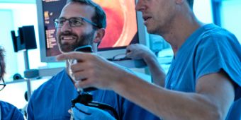 Prof. Dr. med. Jürgen Pohl (r.), Chefarzt der Gastroenterologie an der Asklepios Klinik Altona gemeinsam mit dem Oberarzt Dr. Johannes Grothaus bei einer G-POEM 