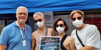 Foto: Steve Behrmann, Leiter der mhc-Beratungsstelle, mit Besucher:innen der Hamburger Pride Week (v. l.)