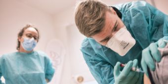 Studenten der Stupoli impfen Menschen ohne Krankenversicherung gegen Grippe