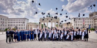 Bil:Diplomfeier_2023_GruppenbildBrandenburger Tor Studierende