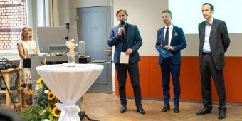 Offizielle Eröffnung ins neue akademische Jahr – von links: Elisa Jannsen, Dr. Thorsten Thiel, Prof. Dr. Péter Nyirády, Prof. Thomas von Hahn.