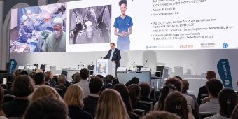 Prof. Dr. med. Christian Wülfing eröffnet das DRUS-Symposium und gibt Einblicke in die Zukunft der robotischen Urologie.