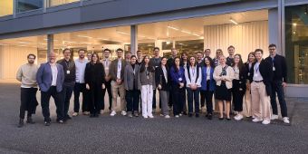 Studierende und Vertreter:innen des Asklepios Campus Hamburg vor dem Gebäude der Roche Pharma AG in