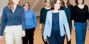 Kollegium der Logopädie Ausbildung an der Medizinischen Akademie Hamburg. 7 Frauen, die lachend auf die Kamera zugehen.