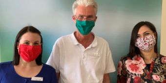 Klinikleitung trägt selbst genähte Masken