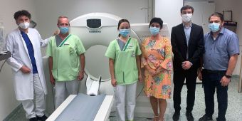 v. li. Dr. Josef Zäch, Peter Wolf, Verena Dechant, Alice Böhm, Andreas Neumann, Steffen König im CT-Raum. 