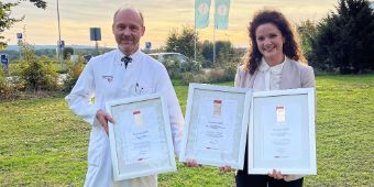 Professor Dr. Heiko Graichen und Jana Humrich mit den nächsten Güte-Siegeln, welche die Foyer-Wand der Klinik zieren werden.