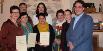 Von links nach rechts: Andrea Schinner, Margit Ostermeier, Albert Kiener, Margot Schödel, Gisela Lippert, Rosemarie Forster, Kathrin Hofstetter und Dr. Christian Glöckner