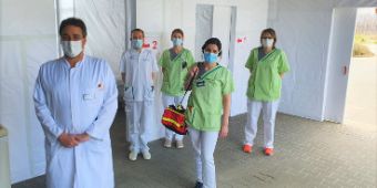 Dr. Christian Glöckner mit seinem Team im „Sichtungsbereich“ der Klinik.