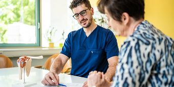 Dr. Jehad Abdel-Aziz im Gespräch mit einer Patientin.