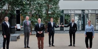 Asklepios Vorstand bekommt Axia Best Managed Companies Award 2021 überreicht