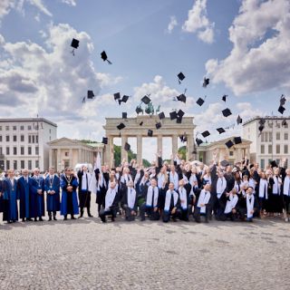 Bild: Diplomfeier 2023 Studierende vorm Brandenburger Tor