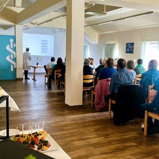Aufmerksame Zuhörerinnen und Zuhörer bei der Auftaktveranstaltung von Gesundheit im Gespräch - Wissen, Frage, Vertrauen