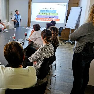 Kripo-Fachberater Wolfgang Sennefelder vor interessierten Zuhörerinnen und Zuhörern