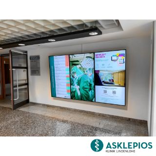 das neue digitale schwarze Brett im Foyer des Krankenhauses