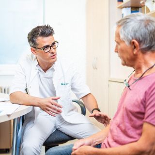 Bild: Chefarzt Dr. med. Thomas Legler im Patientengespräch