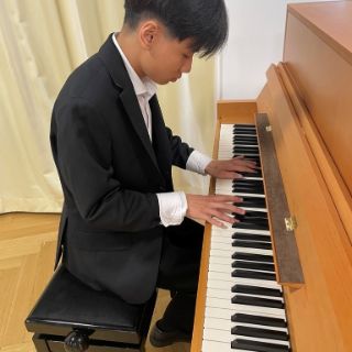 Schülerinnen und Schüler der studienvorbereitenden Ausbildung der Kreismusikschule Goslar präsentieren ein besonderes Konzert in der Asklepios Klinik Schildautal in Seesen: am Samstag, den 18. April 2026, um 15 Uhr im Seminarraum der Klinik (Karl-Herold-Straße 1) auf der Empore. Der Eintritt ist frei. Es ist eine Veranstaltung der Asklepios Kliniken unter dem Motto: „Asklepios Kultur“, in Zusammenarbeit mit der Kreismusikschule Goslar.